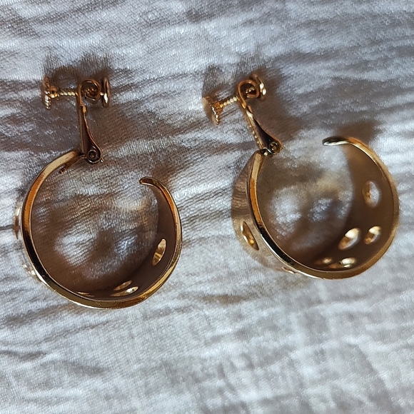 Napier Vintage Signed Comfort Clip Gold Tone Hoop Swiss Cheese Cut Out Earrings - Picture 5 of 14